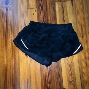 Lululemon hotty hot low rise 2.5” shorts